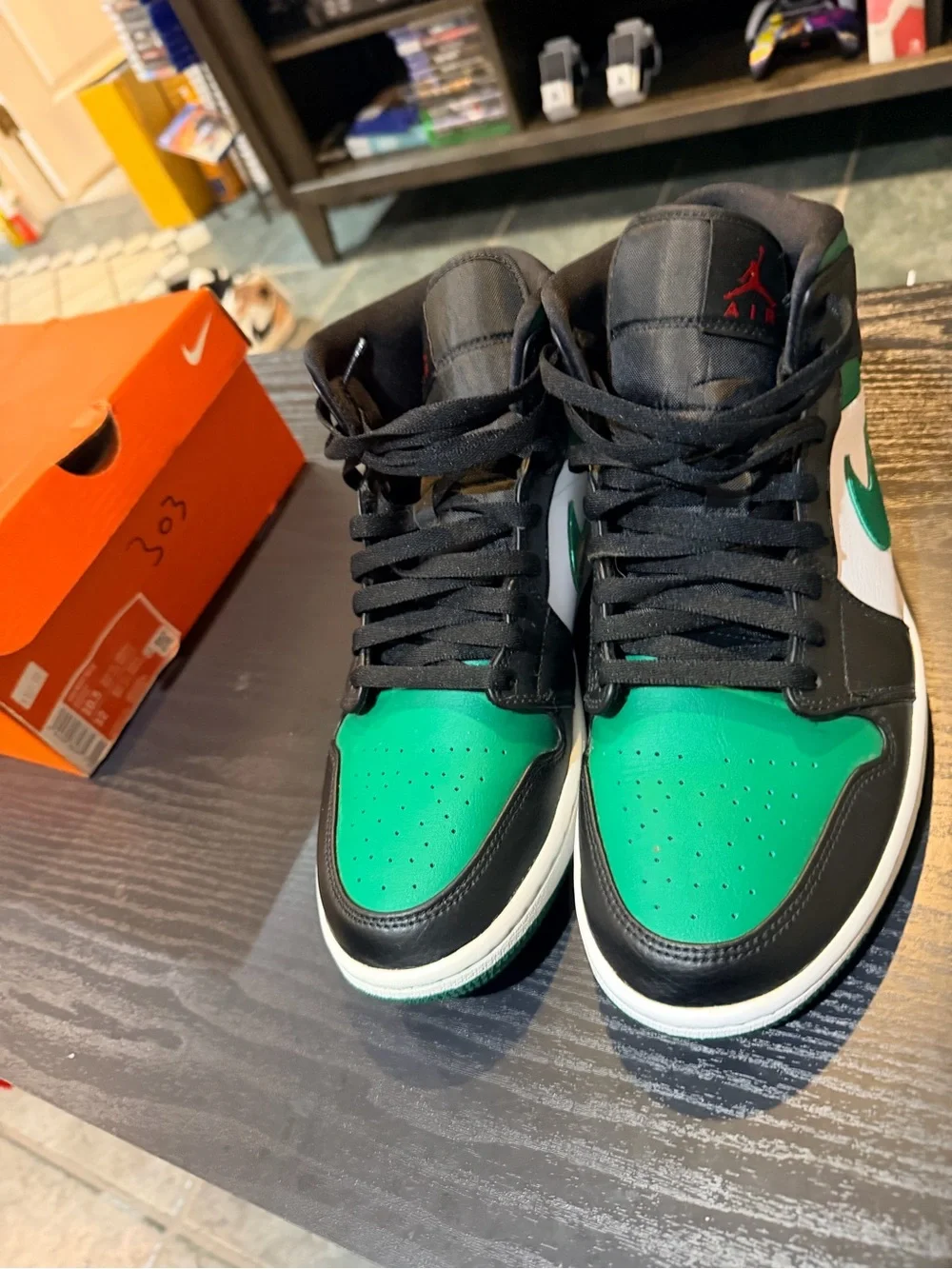10.5 Men’s Nike Jordans Green Black White High-Top Sneakers with Red Logo
